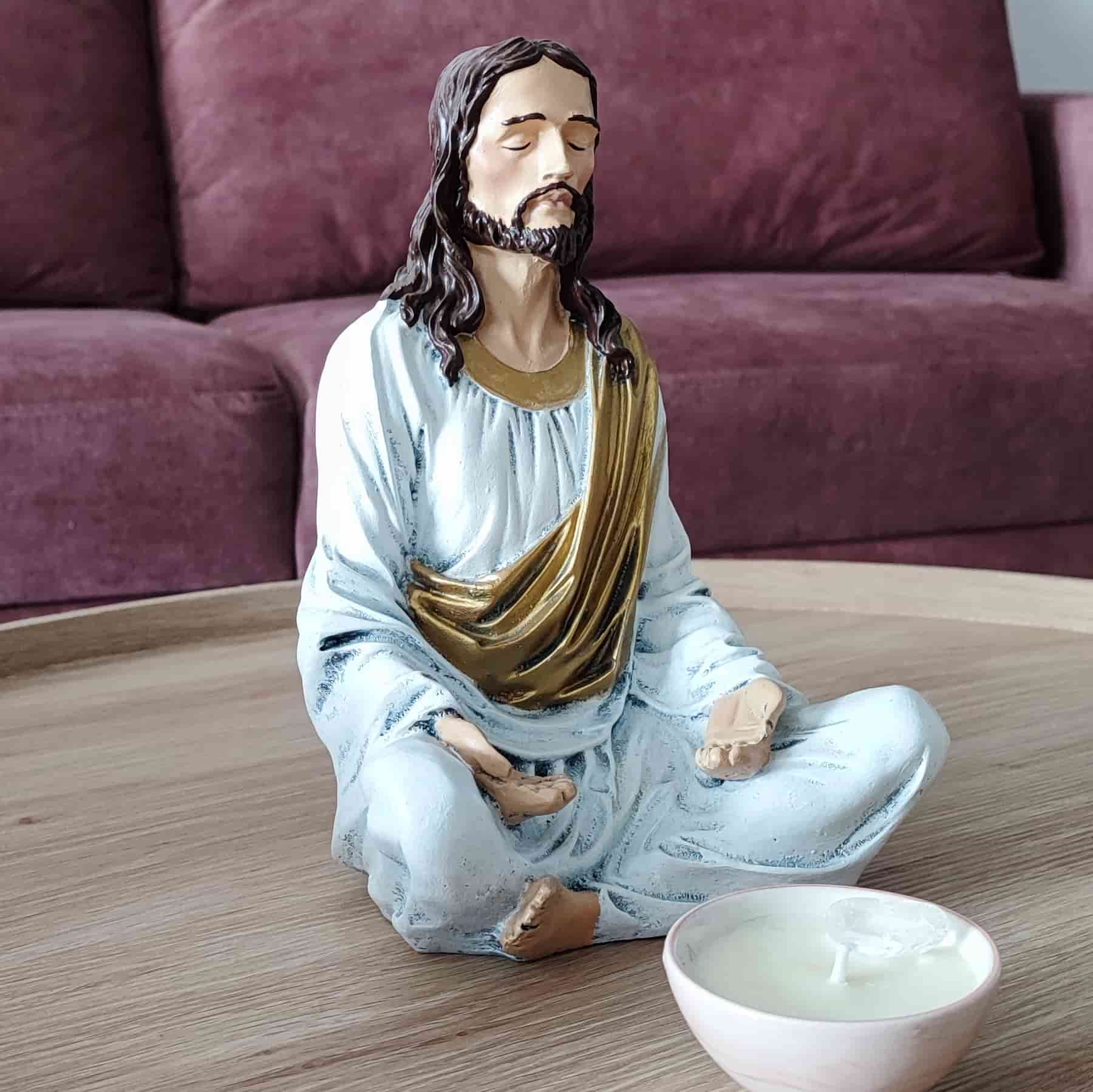 Cultivando la Conexión Espiritual: Cómo Crear Un Altar En Casa con la Figura de Jesús Meditando