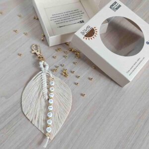 llavero pluma macramé