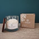 vela aromática de peonia en recipiente