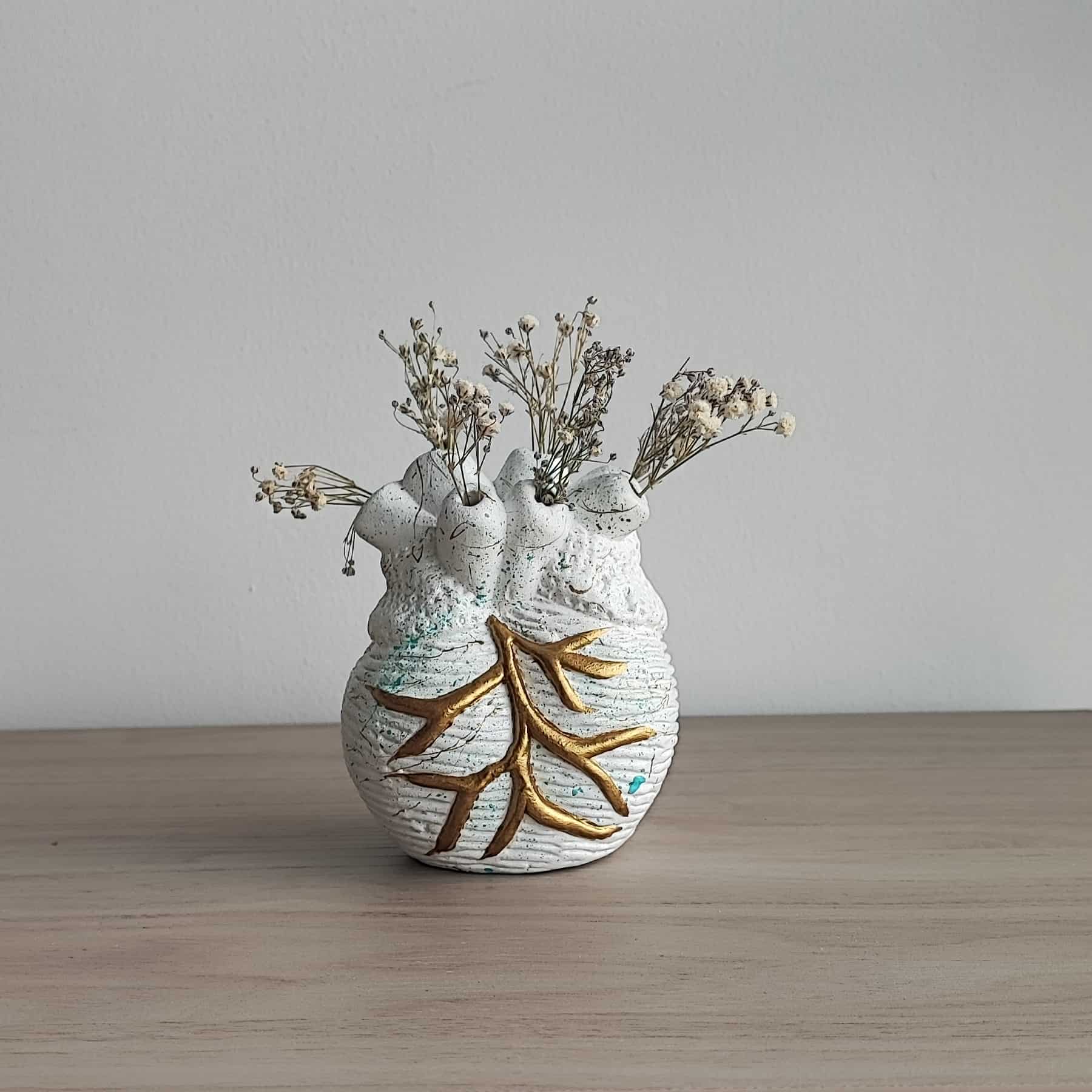 corazón anatómico con flores
