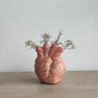 corazón anatómico con flores