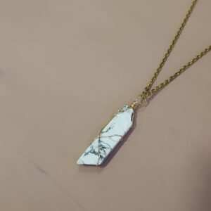 collar de piedra howlita