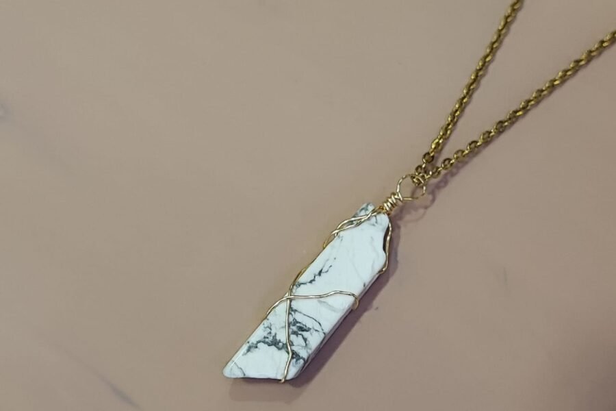 collar de piedra howlita