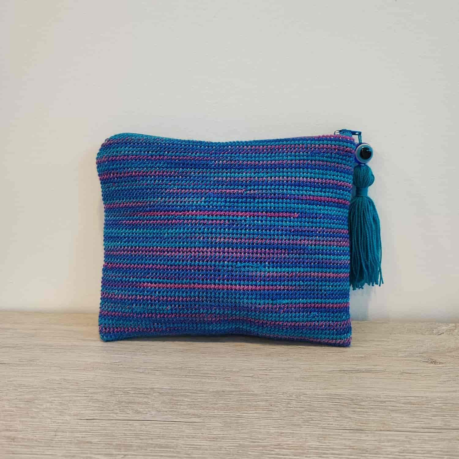 Cartera de rayas tejida a mano
