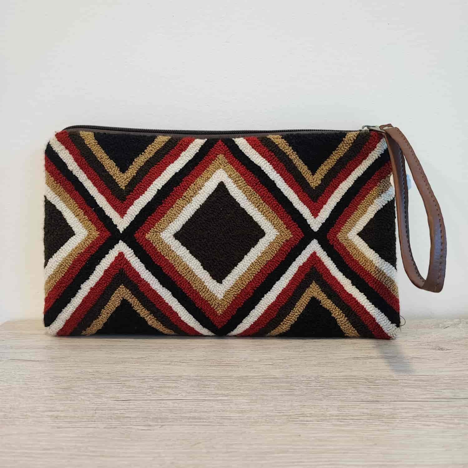 Cartera rombos Cartera de rombos tejida a mano