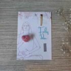 tarjeta en forma de mujer meditando y vela